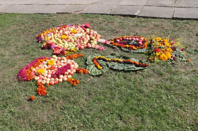 Ziedu kompozīcijas skolas pagalmā